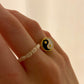 Yin Yang Ring in gold getragen mit weißem Perlenring
