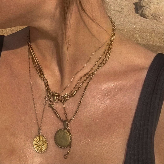 Golden Sentia Necklace getragen mit anderen Halsketten