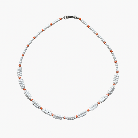 Zora Halskette vor weißem Hintergrund